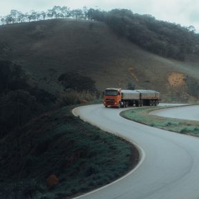 pexels-enzo-varsi-9895973